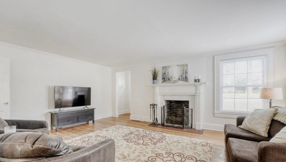 Building Photo - 639 E Iredell Ave