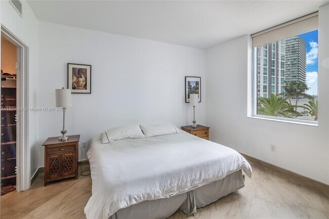 Building Photo - 1060 Brickell Ave