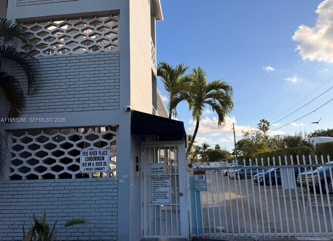 Building Photo - 1610 NW N River Dr