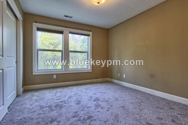 Building Photo - 5 Bedroom, 3.5 Bathrooms on a Culdesac, Wa...