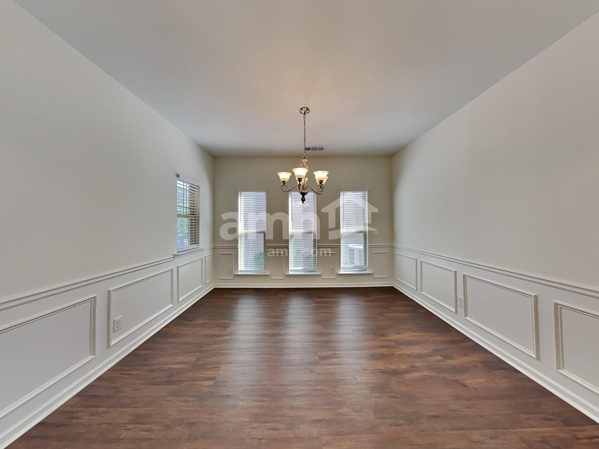 Building Photo - 1522 Balvaird Dr SE