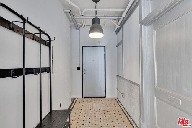 Building Photo - 215 W 7th St
