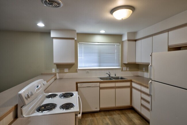 Building Photo - 1725 SW Forest Ridge Ave