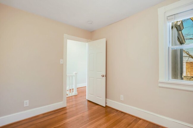 Building Photo - Sleek Kingman Park Abode!