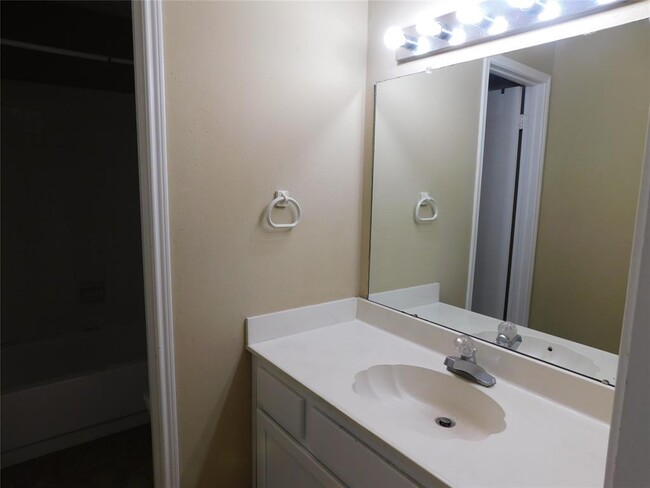 Building Photo - 2711 River Birch Dr