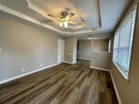 Building Photo - 913 Poppy Dr