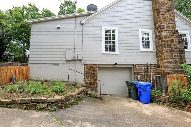 Building Photo - 610 N Olive Ave