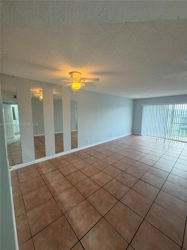 Building Photo - 8020 N Colony Cir