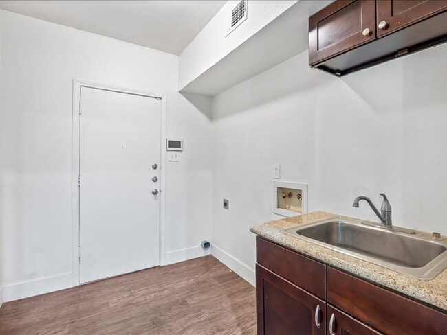 Building Photo - Spacious 3-Bedroom Home Near Medical Cente...