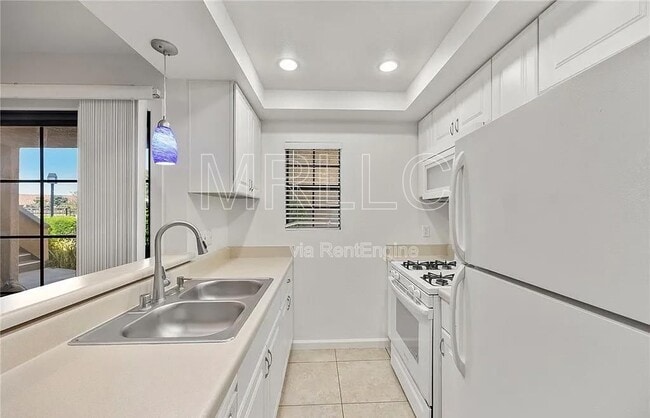 Building Photo - 1068 Calle Del Cerro