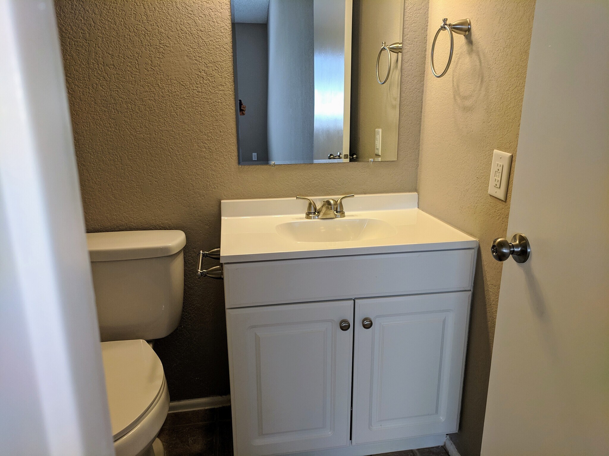 primary bathroom - 4608 W Maryland Ave