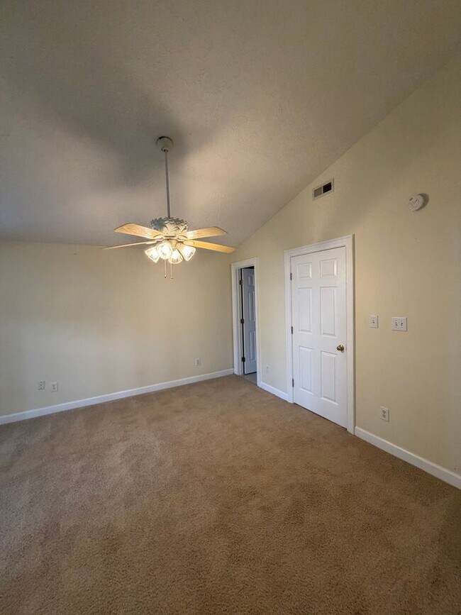 Building Photo - Fabulous 3 bedroom 2 bath in waterfront community!