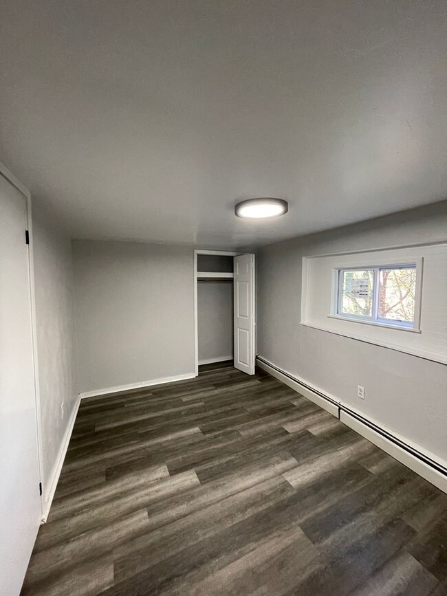 Building Photo - Modern 3 bed, move in ready! Section 8 Acc...