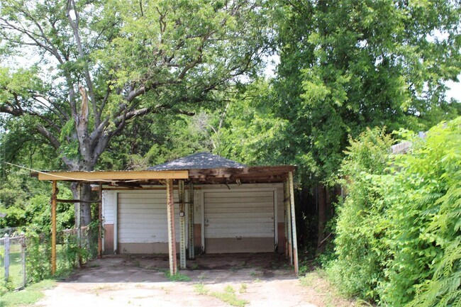 Building Photo - This is a 1 bedroom - 1 bathroom duplex in...
