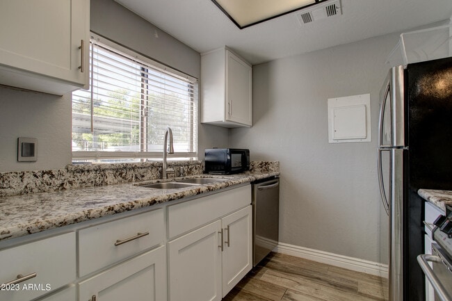 Building Photo - 2215 W Augusta Ave