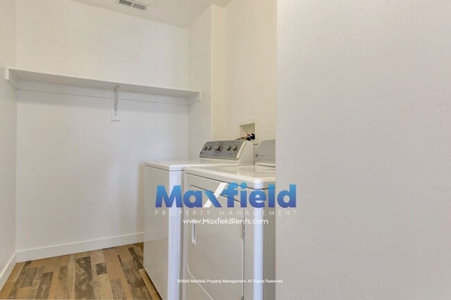 Building Photo - Townhouse Draper - 3 BD 2.5 BA 2 GA - 2250 Square Feet - New Carpet