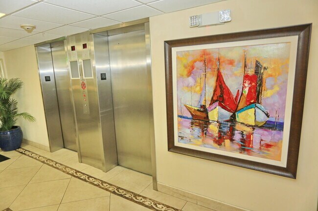 Building Photo - 1009 N Ocean Blvd