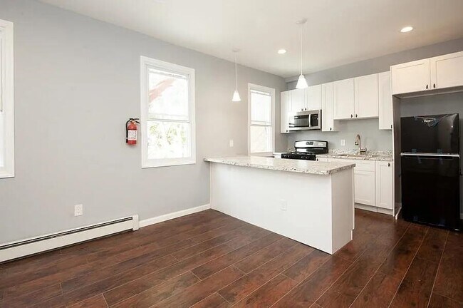 Building Photo - 705 8th St