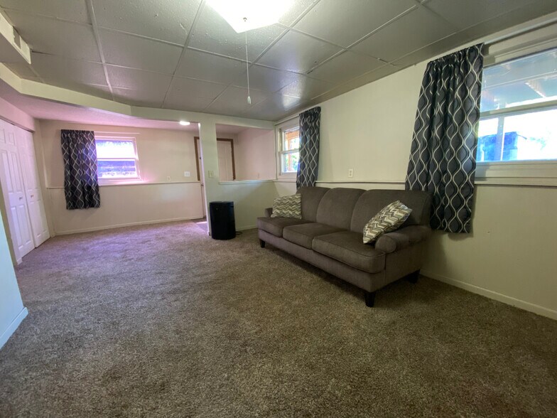 Living - 923 N 7th St