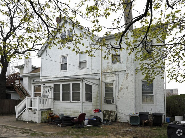 Building Photo - 605 1st Ave