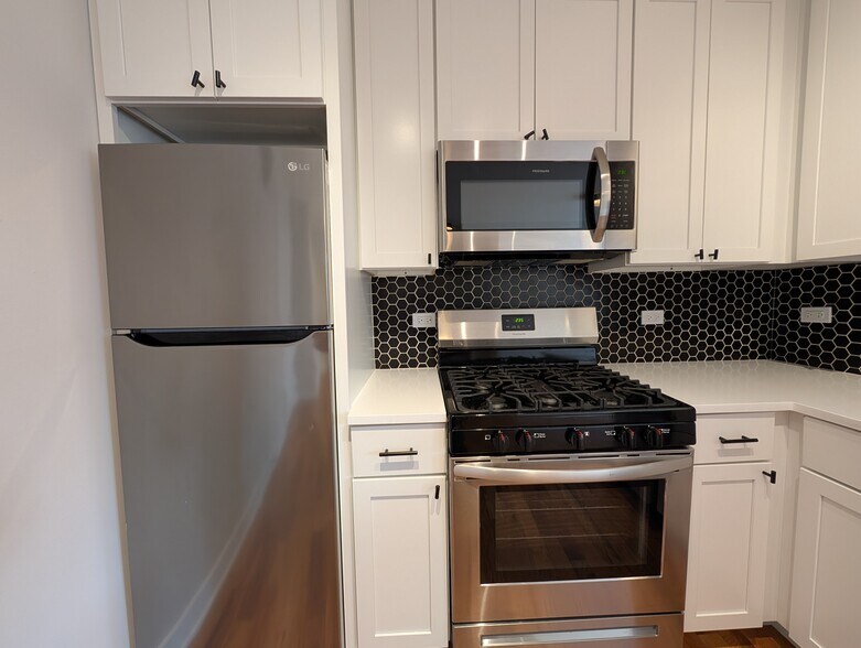 Building Photo - 648 W Wrightwood Ave