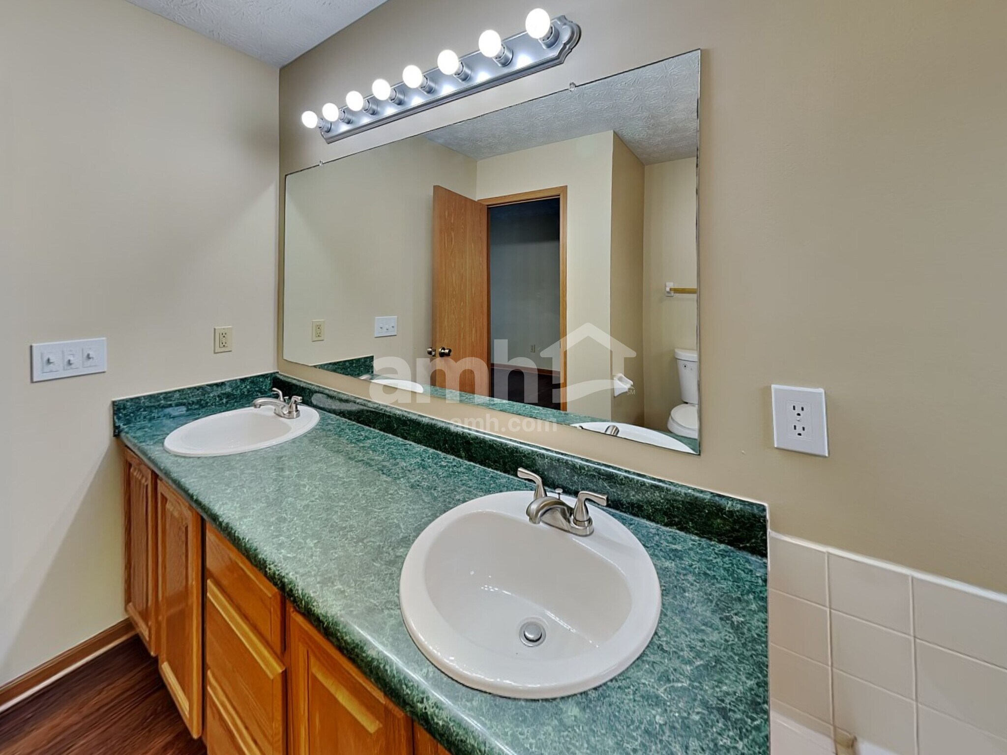 Building Photo - 452 Crestmoore Dr