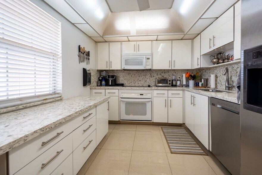 Building Photo - 3507 Oaks Way