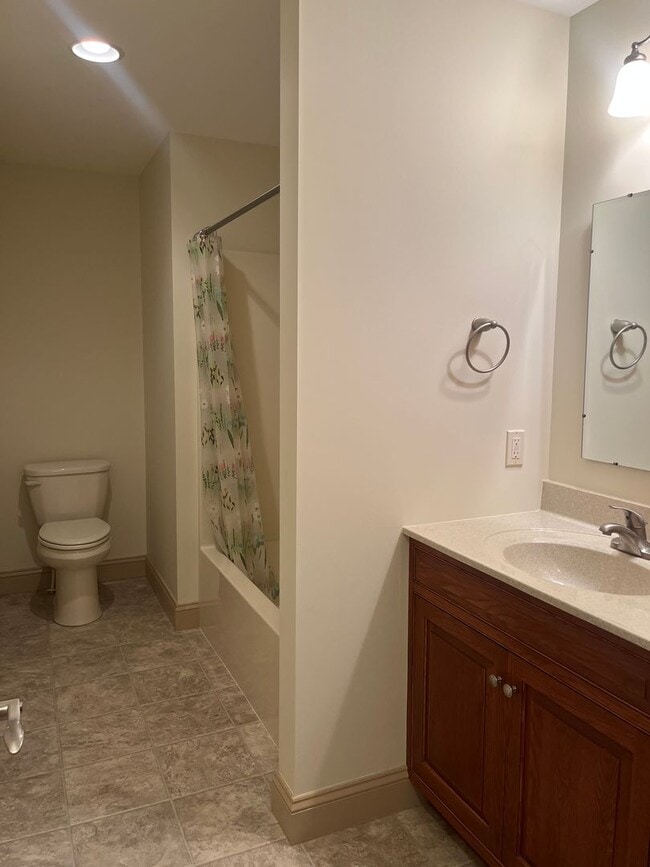 Building Photo - Now Leasing – Beautiful Well Maintained 3-...