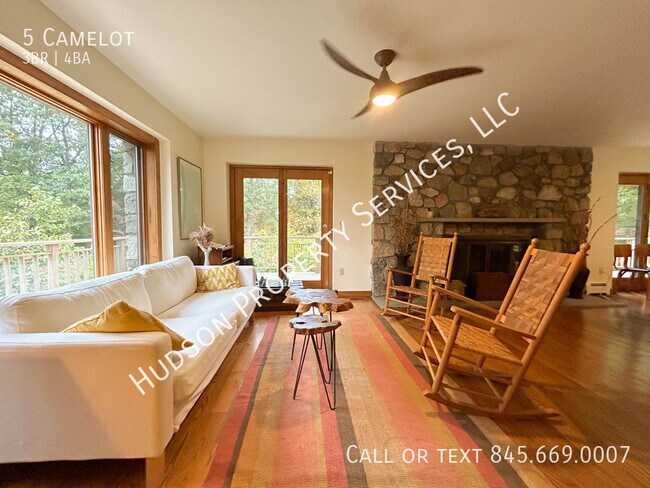 Building Photo - 5 Camelot-