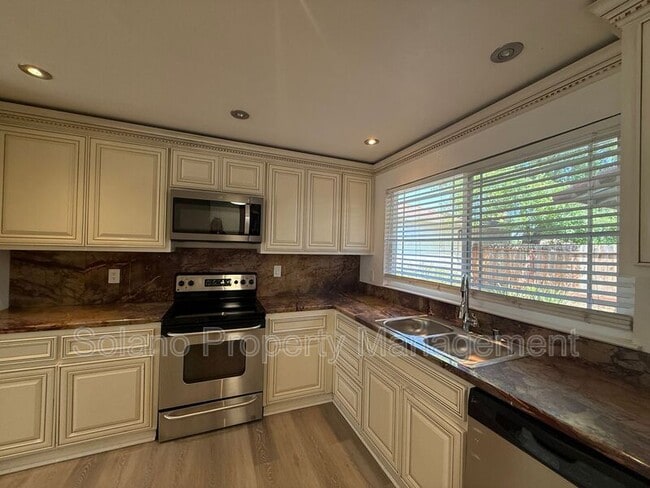 Building Photo - 2735 Applewood Dr