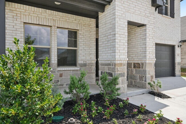 Building Photo - 2116 Gustavus Dr