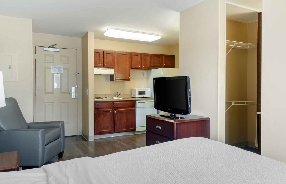 Building Photo - Furnished Studio-Indianapolis - Northwest - I-465