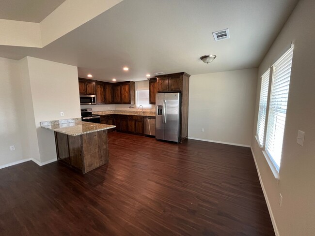 Building Photo - Paved Road/Cozy Home/Convenient location