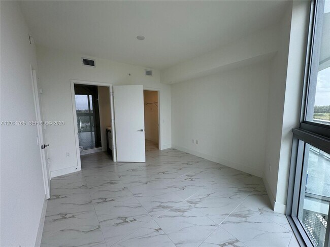 Building Photo - 2000 Metropica Wy