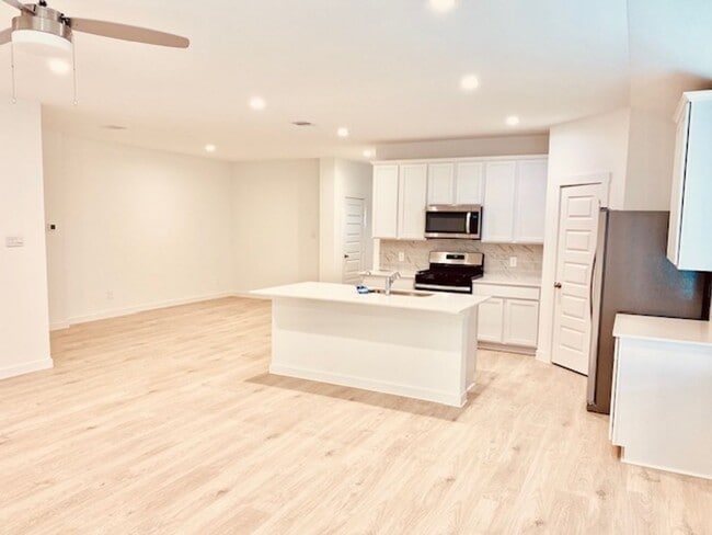 Building Photo - Grand Entry W/High Ceilings! Gorgeous Ligh...