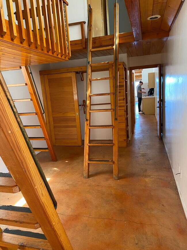 Building Photo - 6581 Del Playa Dr