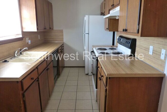 Building Photo - Spacious 2 bedroom 1 bath with a fireplace!