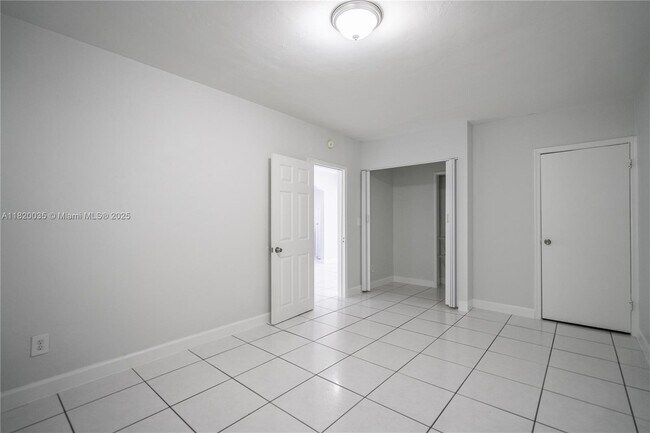 Building Photo - 7821 Carlyle Ave