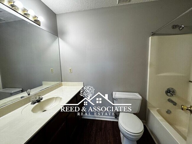 Building Photo - 2 Bedroom Town Home Located in Quiet Bartlett Neighborhood!