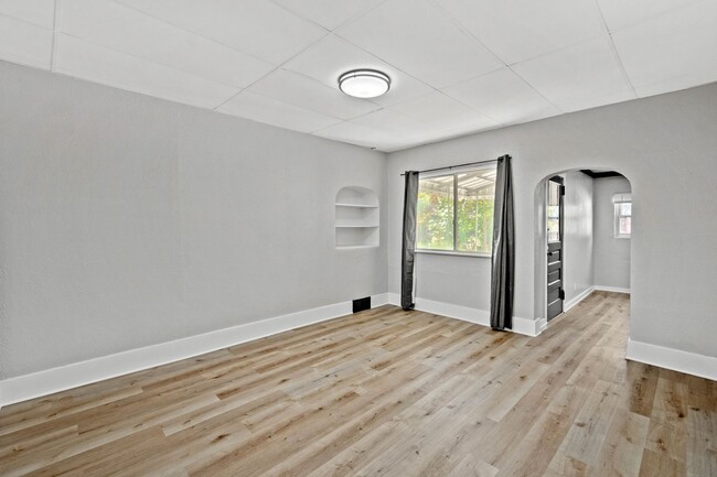 Building Photo - Gorgeous 4 bedroom home in Pittsburgh avai...
