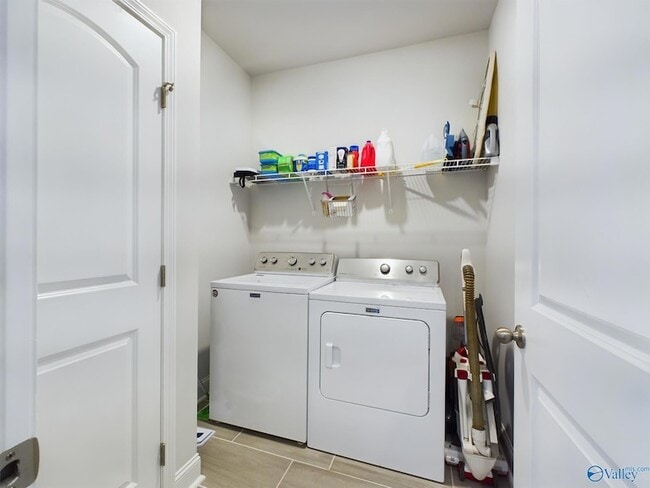 Building Photo - 219 Maureen Dr SW