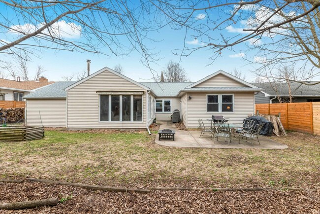 Building Photo - 522 Togstad Glenn