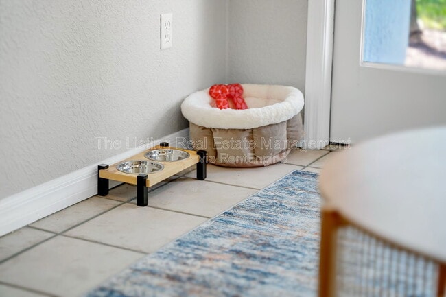 Building Photo - 2954 Sadina St