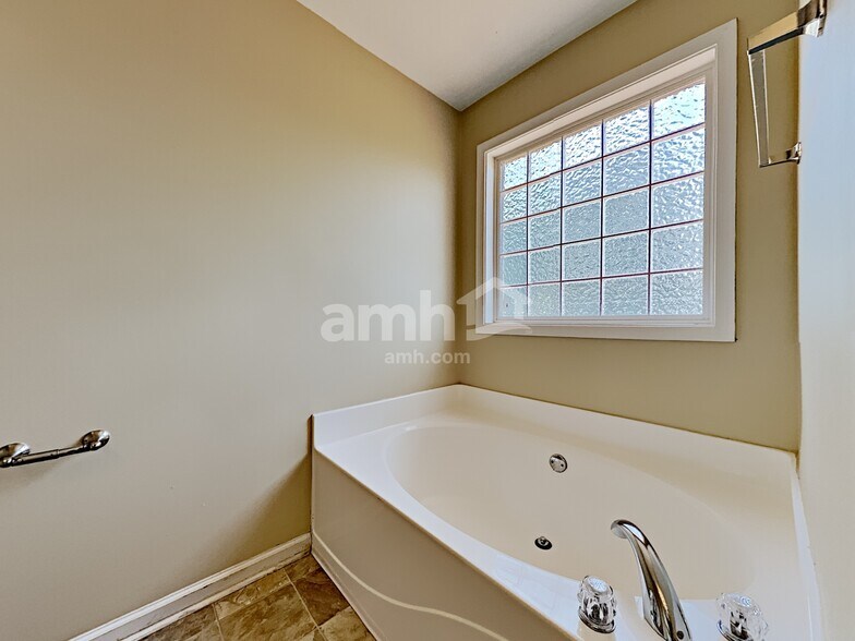 Building Photo - 6078 Lancelot Ln