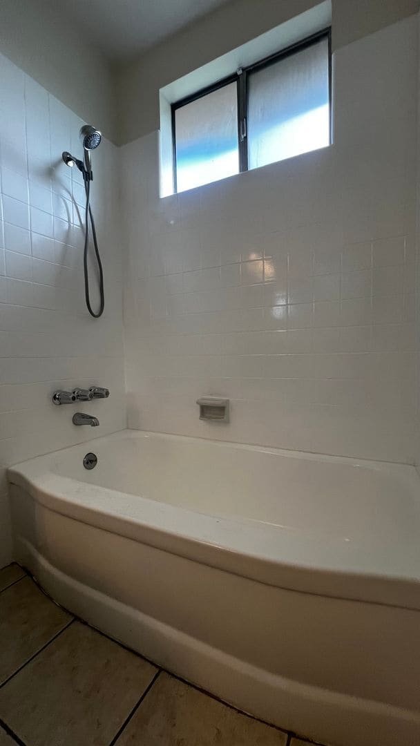 Building Photo - 3 Bed 2 Bath Downstairs Apartment For Rent...