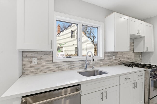 Building Photo - 336 W Palisade Ave