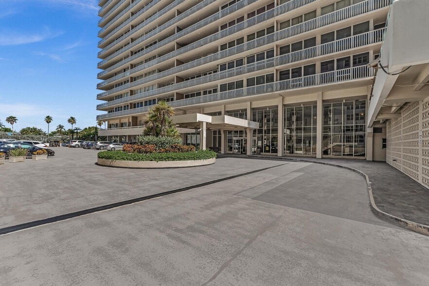 Circular Driveway Entrance - 4020 Galt Ocean Dr