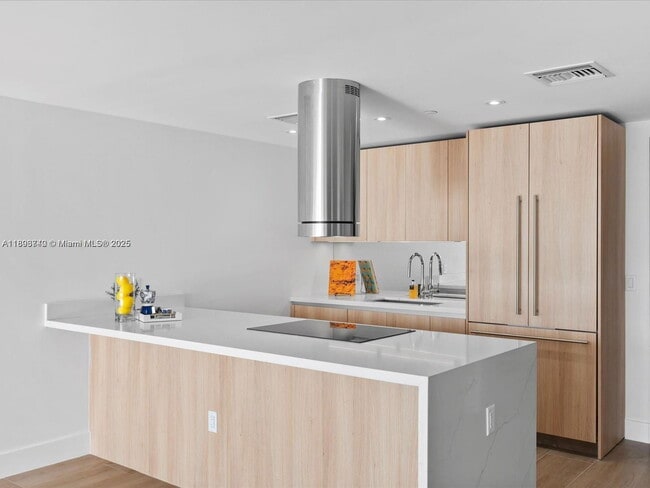 Building Photo - 9901 W Bay Harbor Dr