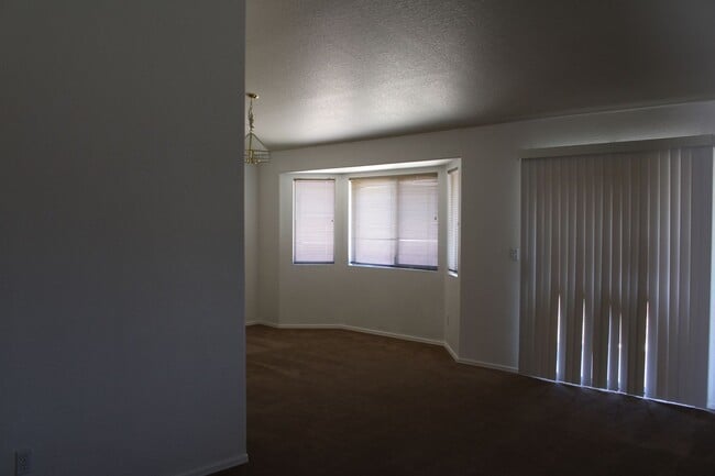 Building Photo - Welcome to this spacious 4 bedroom, 2 bathroom home just waiting for you!