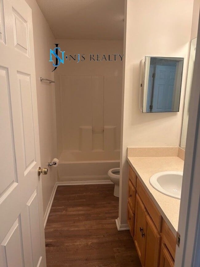 Building Photo - GORGEOUS 3/2 1200 sq ft home with FRESH PA...